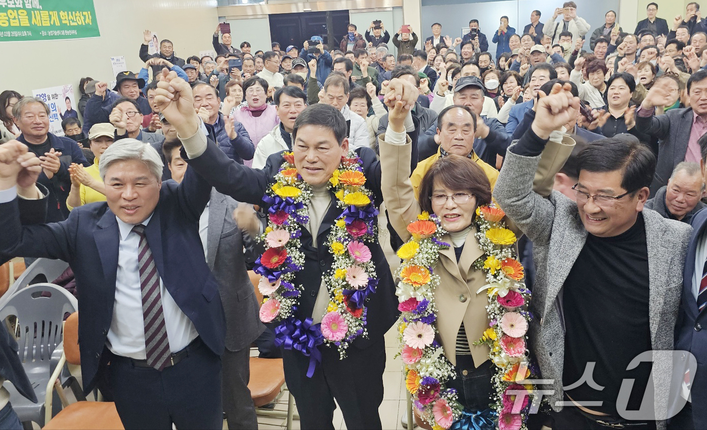 (광주=뉴스1) 박준배 기자 = 4·2재보궐선거에서 당선된 정철원 조국혁신당 담양군수 후보가 2일 오후 전남 담양군 담양읍 선거사무소에서 지지자들과 함께 기쁨을 나누고 있다. (정 …