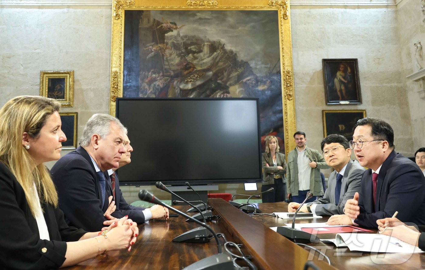 (세비야(스페인)=뉴스1) 김기태 기자 = 이장우 대전시장이 2일(현지시간) 스페인 세비야 시청을 방문해 호세루이스 산스 루이스 시장과 면담을 하고 있다. 2025.4.2/뉴스1