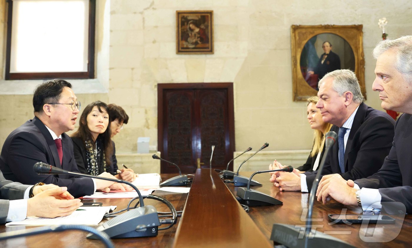 (세비야(스페인)=뉴스1) 김기태 기자 = 이장우 대전시장이 2일(현지시간) 스페인 세비야시청을 방문해 호세루이스 산스 루이스 시장과 면담을 하고 있다. 2025.4.2/뉴스1