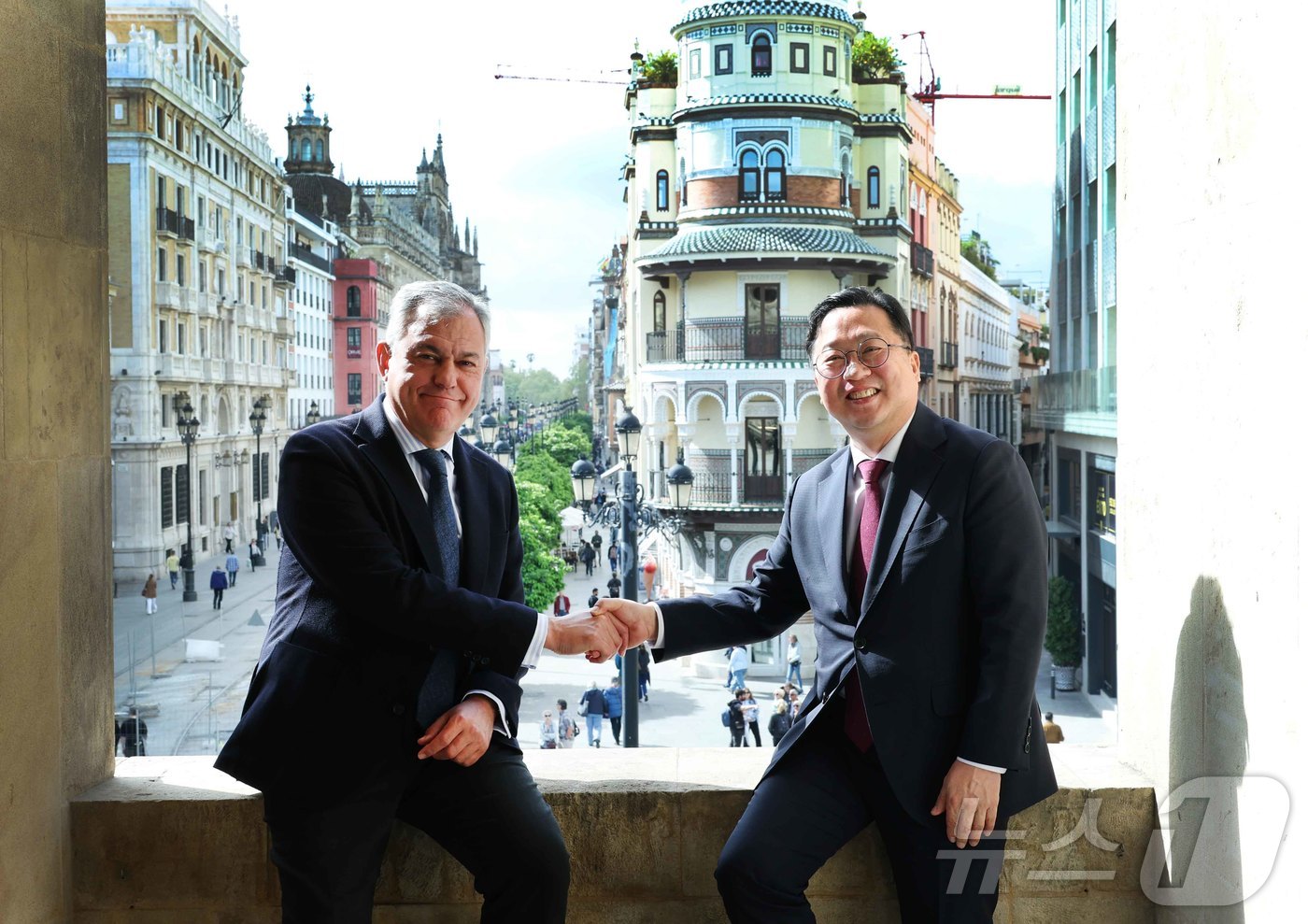 (세비야(스페인)=뉴스1) 김기태 기자 = 이장우 대전시장이 2일(현지시간) 스페인 세비야 시청을 방문해 호세 루이스 산스 루이스 시장과 악수를 하고 있다. 2025.4.2/뉴스1 …
