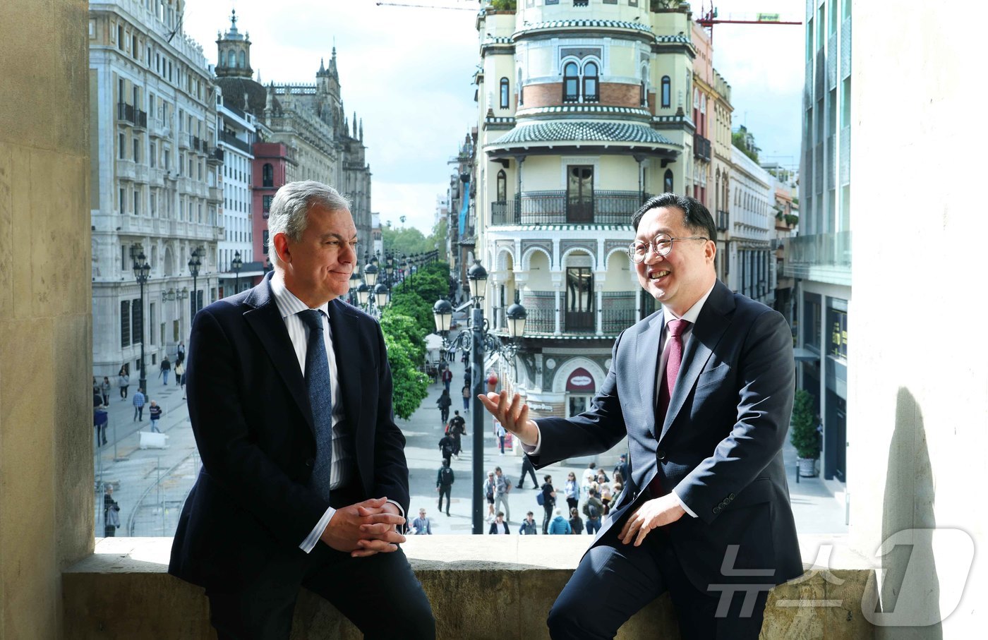(세비야(스페인)=뉴스1) 김기태 기자 = 이장우 대전시장이 2일(현지시간) 스페인 세비야시청을 방문해 호세루이스 산스 루이스 시장과 담소를 나누고 있다. 2025.4.2/뉴스1