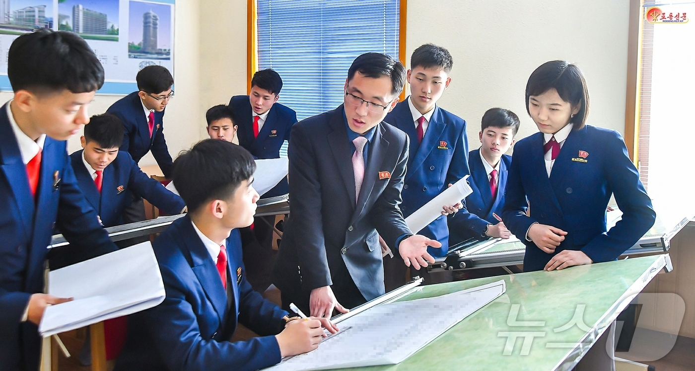 (평양 노동신문=뉴스1) = 북한 노동당 기관지 노동신문은 20일 평양건축대학은 "당의 웅대한 구상을 충직하게 받들어갈 열정을 안고 있다"고 보도했다. [국내에서만 사용가능. 재배 …