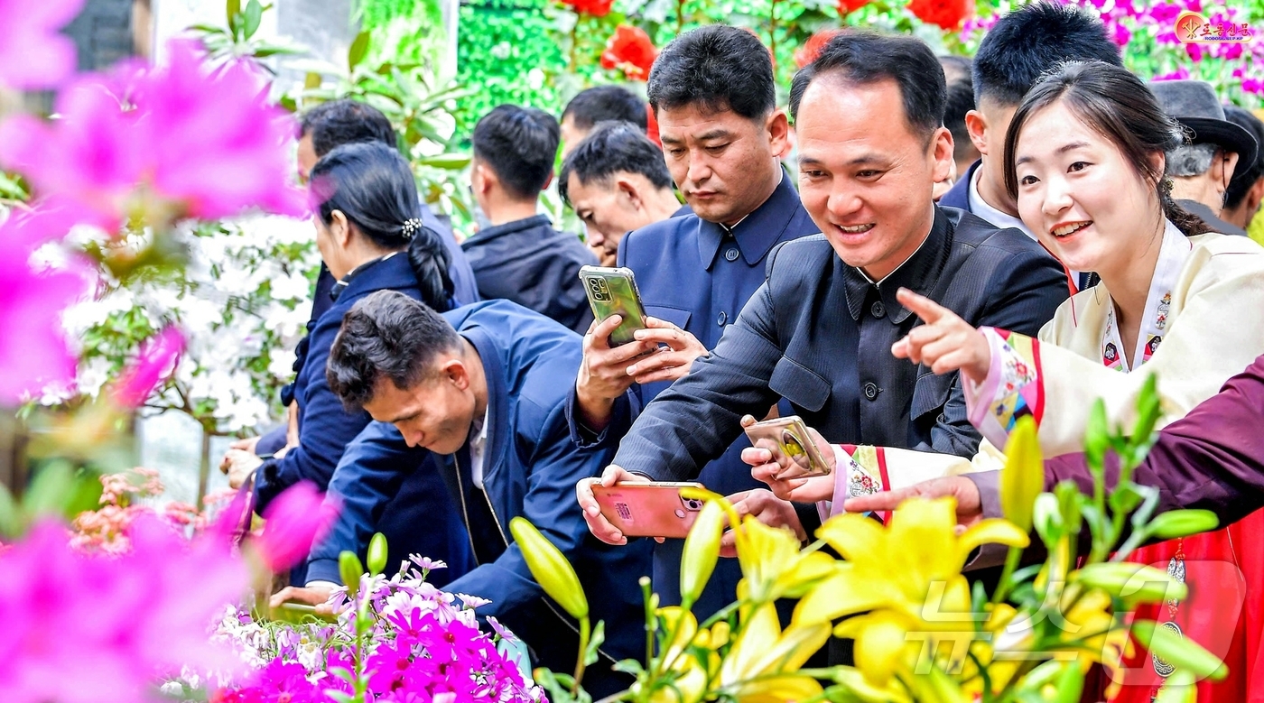 (평양 노동신문=뉴스1) = 북한 노동당 기관지 노동신문은 20일 '화초축전 2025'가 성황리에 진행됐다고 보도했다. [국내에서만 사용가능. 재배포 금지. DB 금지. For U …
