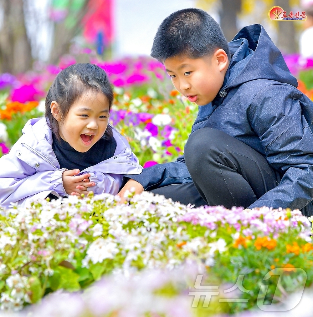 (평양 노동신문=뉴스1) = 북한 노동당 기관지 노동신문은 20일 '화초축전 2025'가 성황리에 진행됐다고 보도했다. [국내에서만 사용가능. 재배포 금지. DB 금지. For U …