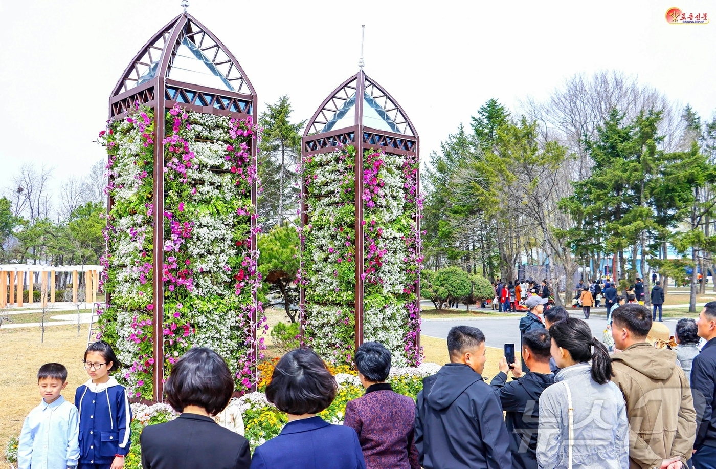 (평양 노동신문=뉴스1) = 북한 노동당 기관지 노동신문은 20일 '화초축전 2025'가 성황리에 진행됐다고 보도했다. [국내에서만 사용가능. 재배포 금지. DB 금지. For U …