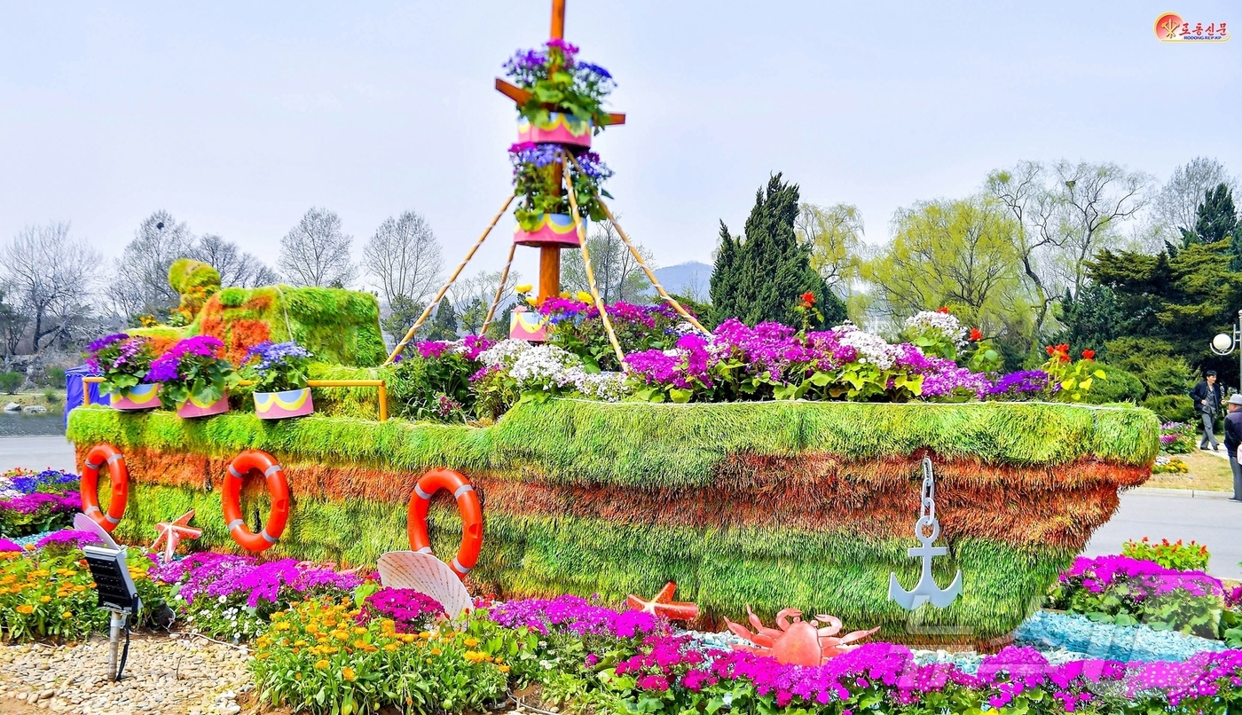 (평양 노동신문=뉴스1) = 북한 노동당 기관지 노동신문은 20일 '화초축전 2025'가 성황리에 진행됐다고 보도했다. [국내에서만 사용가능. 재배포 금지. DB 금지. For U …