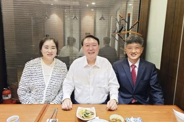 尹 '尹어게인 신당' 김계리·배의철 사저 불러 식사, 전광훈은 대선…피곤한 국힘
