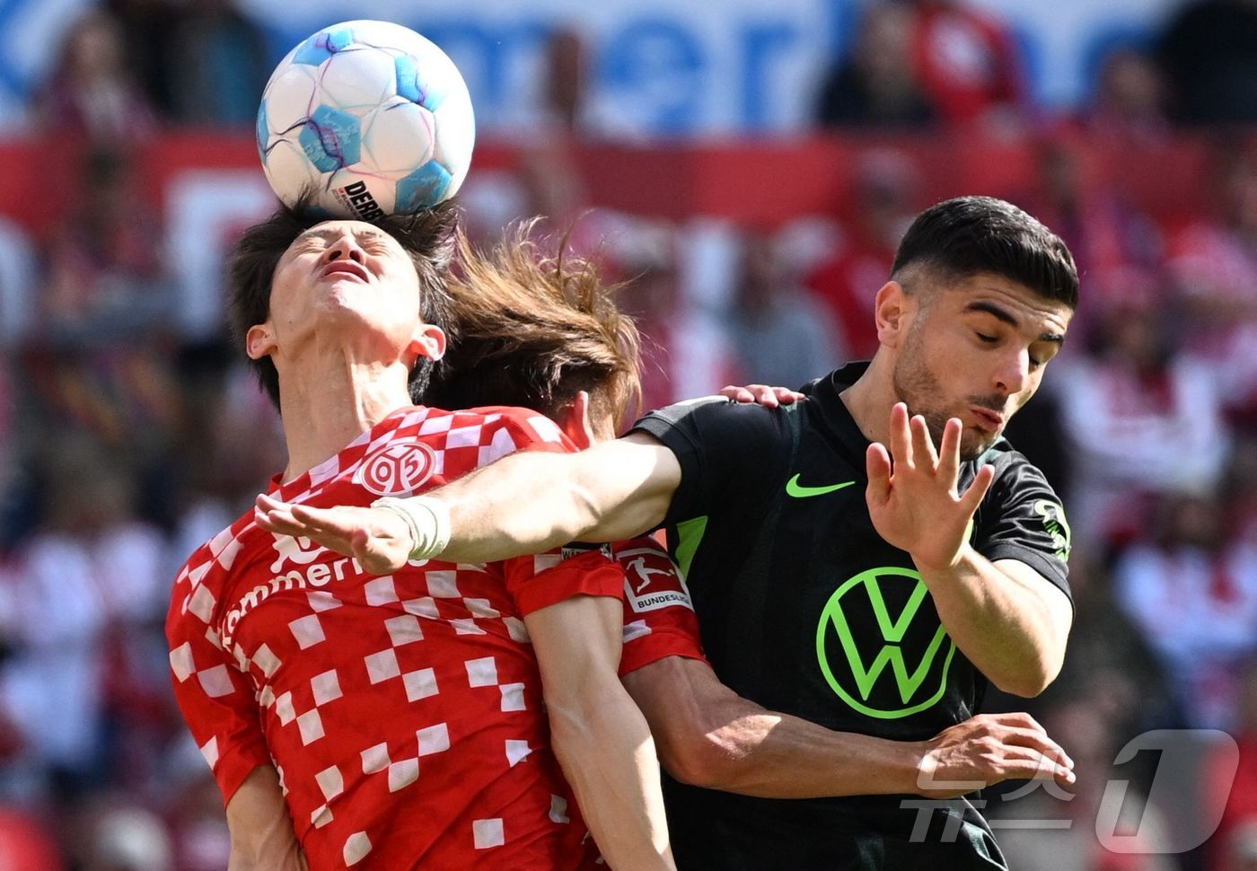 (마인츠 AFP=뉴스1) 우동명 기자 = 마인츠의 이재성이 19일(현지시간) 독일 마인츠의 메바 아레나에서 열린 분데스리가 볼프스부르크와 경기서 상대 선수 모하메드 아무라와 공중 …