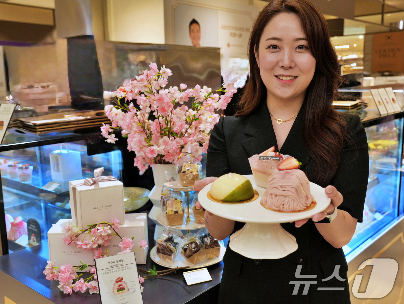(서울=뉴스1) 김진환 기자 = 롯데백화점이 오는 27일까지 서울 중구 롯데백화점 본점 지하 1층 식품관에서 일본 유명 파티시에 ‘요로이즈카 토시히코’의 디저트 팝업스토어를 선보인 …