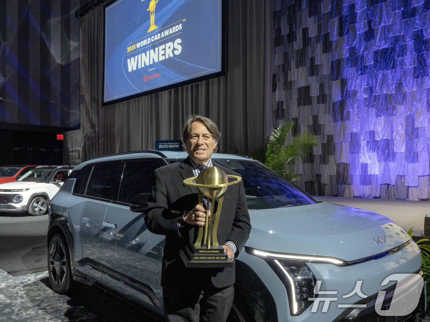 Kia has announced that the EV3 has been named World Car of the Year &#40;WCOTY&#41; at the 2025 World Car Awards, the world&#39;s most prestigious automotive awards. Steven Center, Chief Operating Officer &#40;COO&#41; of Kia Motors America, poses with the WCOTY trophy / News1