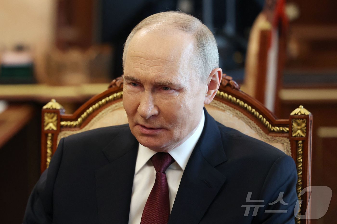 (모스크바 AFP=뉴스1) 우동명 기자 = 블라디미르 푸틴 러시아 대통령이 19일(현지시간) 모스크바 크렘린 궁에서 발레리 게라시모프 총참모장과 면담 중 "러시아는 오늘 18시부터 …