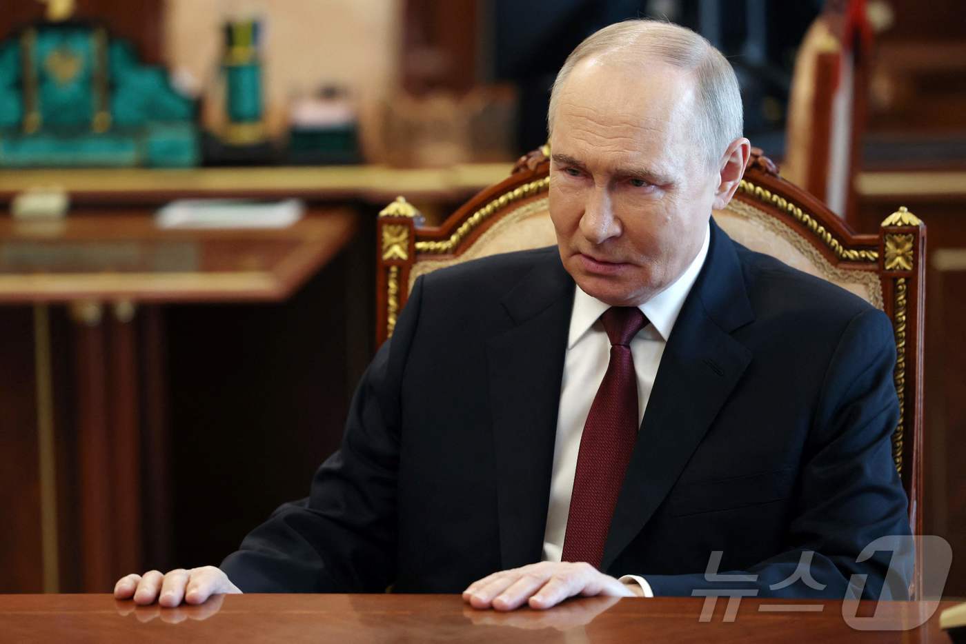 (모스크바 AFP=뉴스1) 우동명 기자 = 블라디미르 푸틴 러시아 대통령이 19일(현지시간) 모스크바 크렘린 궁에서 발레리 게라시모프 총참모장과 면담 중 "러시아는 오늘 18시부터 …