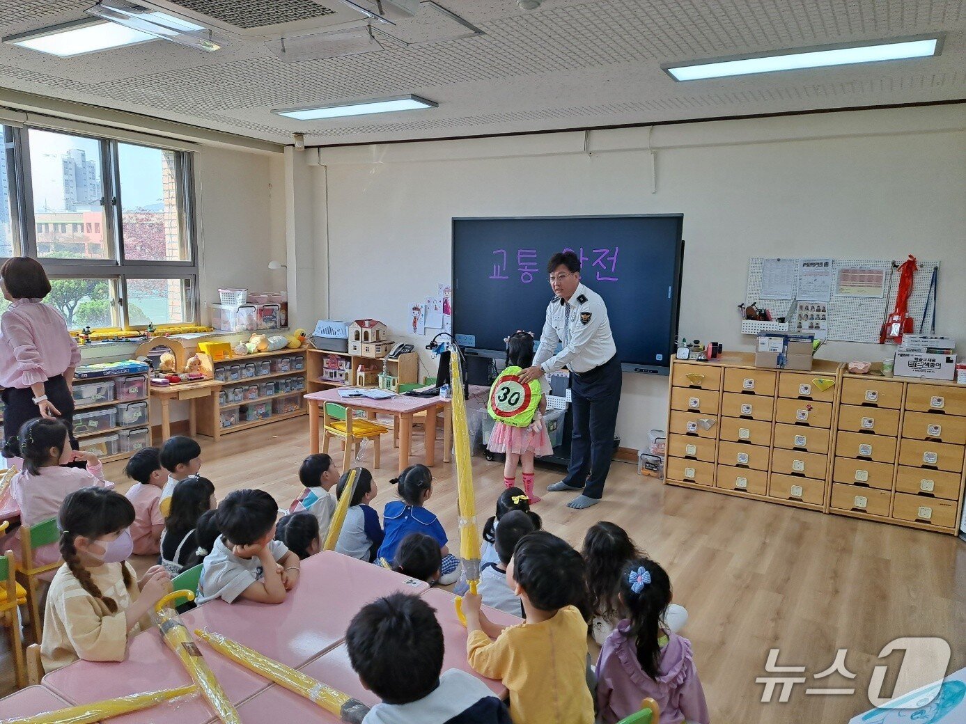 본문 이미지 - 어린이 교통안전교육.(강원경찰청 제공. 재판매 및 DB금지)/뉴스1