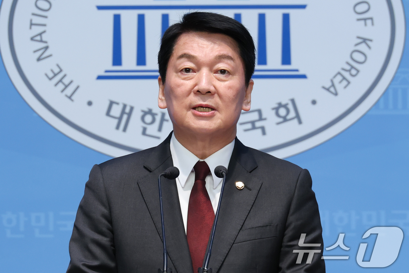 (서울=뉴스1) 이광호 기자 = 국민의힘 대선 경선 후보인 안철수 의원이 20일 오전 서울 여의도 국회 소통관에서 현안 관련 기자회견을 하고 있다. 2025.4.20/뉴스1