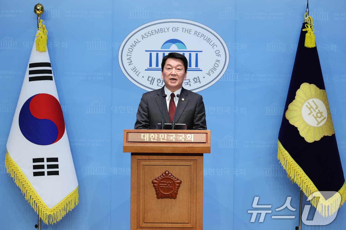 (서울=뉴스1) 이광호 기자 = 국민의힘 대선 경선 후보인 안철수 의원이 20일 오전 서울 여의도 국회 소통관에서 현안 관련 기자회견을 하고 있다. 2025.4.20/뉴스1