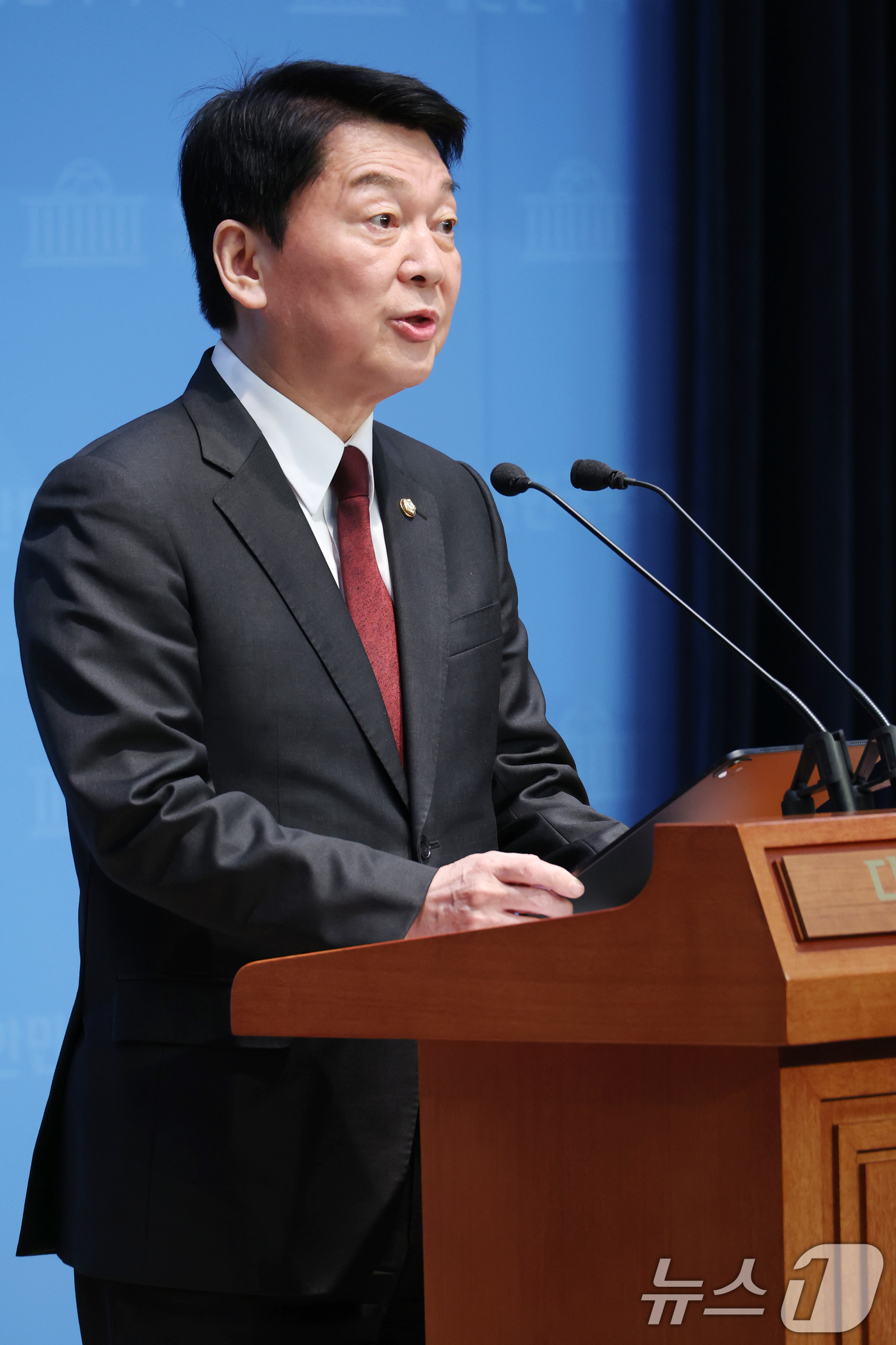 (서울=뉴스1) 이광호 기자 = 국민의힘 대선 경선 후보인 안철수 의원이 20일 오전 서울 여의도 국회 소통관에서 현안 관련 기자회견을 하고 있다. 2025.4.20/뉴스1