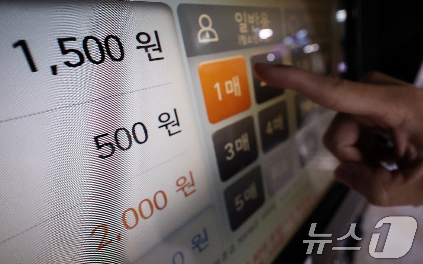 (서울=뉴스1) 김진환 기자 = 20일 서울 종로구 종각역에서 지하철을 이용하려는 시민이 1회용 탑승권을 구매하고 있다.수도권 지하철 기본요금이 6월 중 1400원에서 1550원으 …