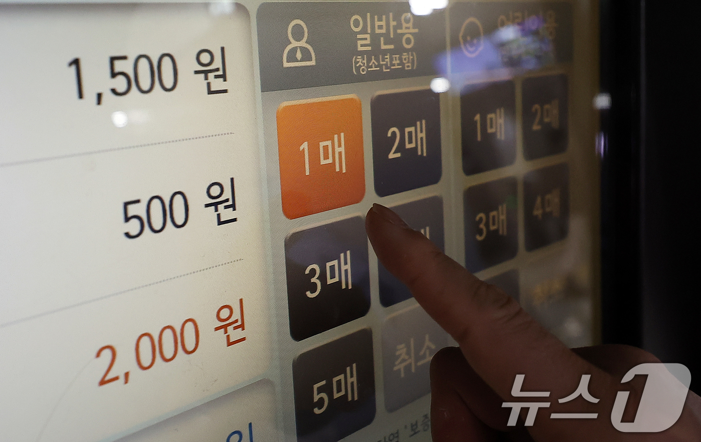 (서울=뉴스1) 김진환 기자 = 20일 서울 종로구 종각역에서 지하철을 이용하려는 시민이 1회용 탑승권을 구매하고 있다.수도권 지하철 기본요금이 6월 중 1400원에서 1550원으 …