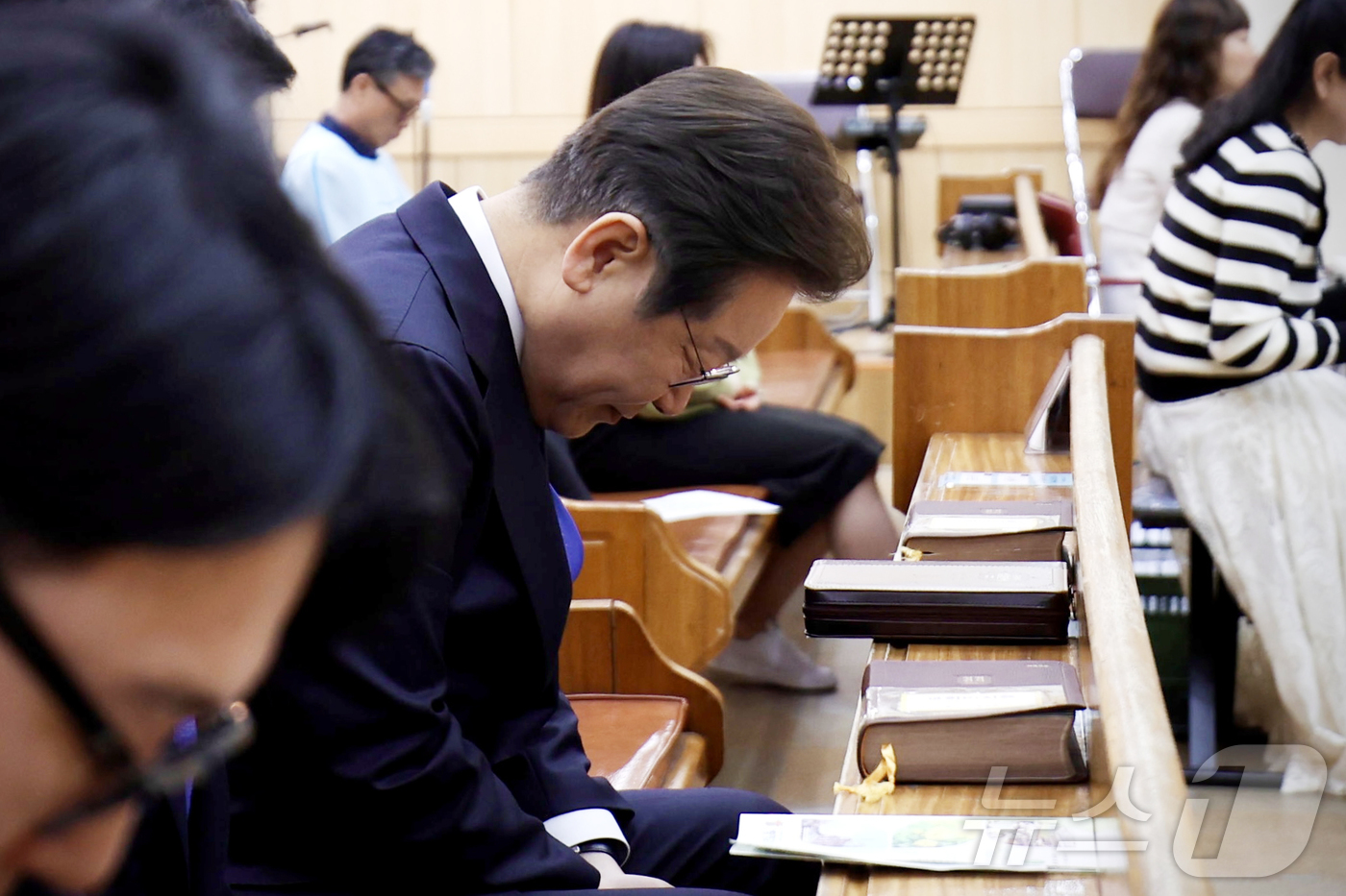 (서울=뉴스1) = 이재명 더불어민주당 대선 경선 후보가 20일 경남 울산 최초의 개신교회인 병영교회에서 부활절 예배를 드리고 있다. (이재명 캠프 제공, 재판매 및 DB 금지) …