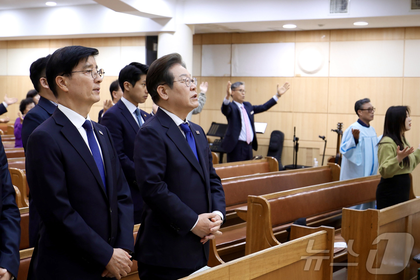 (서울=뉴스1) = 이재명 더불어민주당 대선 경선 후보가 20일 경남 울산 최초의 개신교회인 병영교회에서 부활절 예배를 드리고 있다. (이재명 캠프 제공, 재판매 및 DB 금지) …