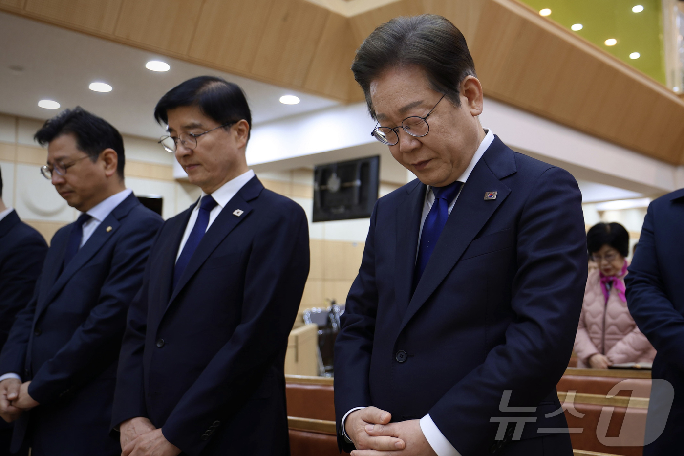 (서울=뉴스1) = 이재명 더불어민주당 대선 경선 후보가 20일 경남 울산 최초의 개신교회인 병영교회에서 부활절 예배를 드리고 있다. (이재명 캠프 제공, 재판매 및 DB 금지) …