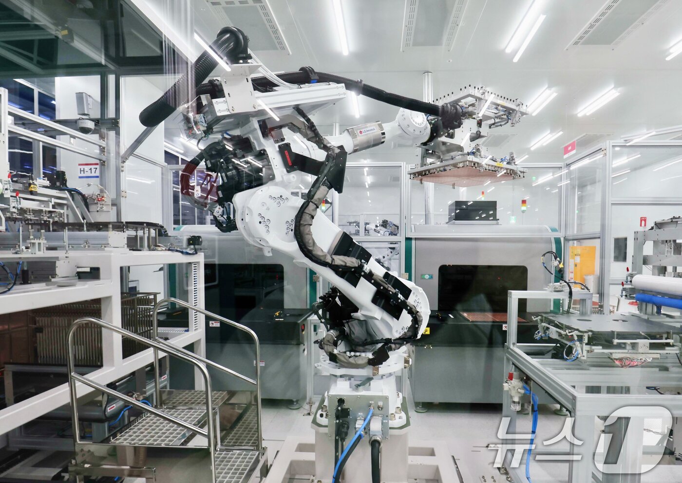 본문 이미지 - LG이노텍이 AI∙로봇 등 최첨단 IT기술이 총집결한 업계 최고 수준의 ‘드림 팩토리’를 기반으로 FC-BGA 사업을 오는 2030년까지 조단위 사업으로 육성할 계획이라고 20일 밝혔다. 사진은 지난 4월 17일 언론에 최초 공개한 고부가 반도체 기판 FC-BGA 생산 허브 '드림 팩토리'에서 작업 중인 로봇의 모습. (LG이노텍 제공, 재판매 및 DB금지) 2025.4.20/뉴스1 ⓒ News1 김진환 기자