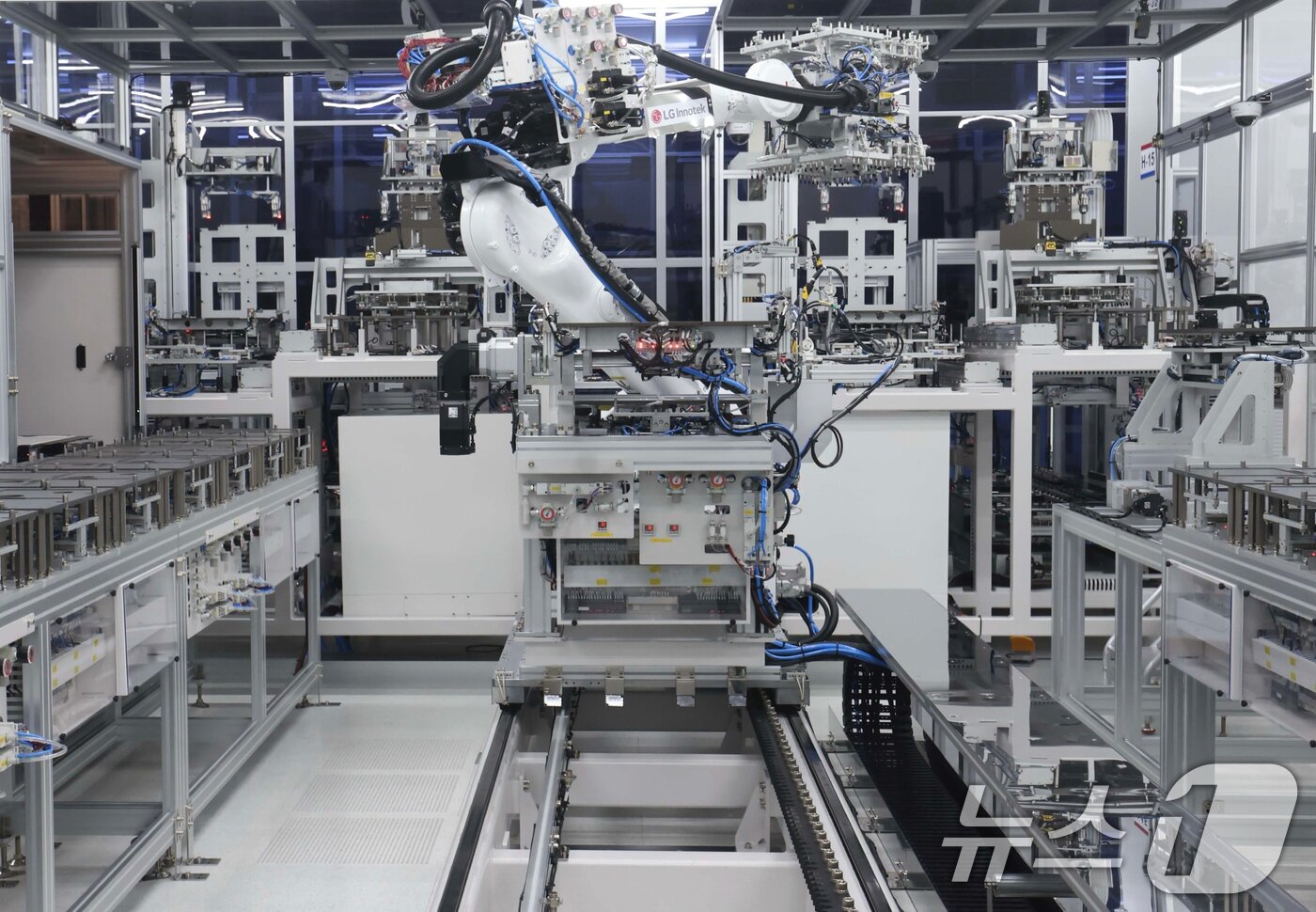 본문 이미지 - LG이노텍이 AI∙로봇 등 최첨단 IT기술이 총집결한 업계 최고 수준의 ‘드림 팩토리’를 기반으로 FC-BGA 사업을 오는 2030년까지 조단위 사업으로 육성할 계획이라고 20일 밝혔다. 사진은 지난 17일 언론에 최초 공개한 고부가 반도체 기판 FC-BGA 생산 허브 '드림 팩토리'에서 작업 중인 로봇의 모습. (LG이노텍 제공, 재판매 및 DB금지) 2025.4.20 ⓒ 뉴스1 김진환 기자