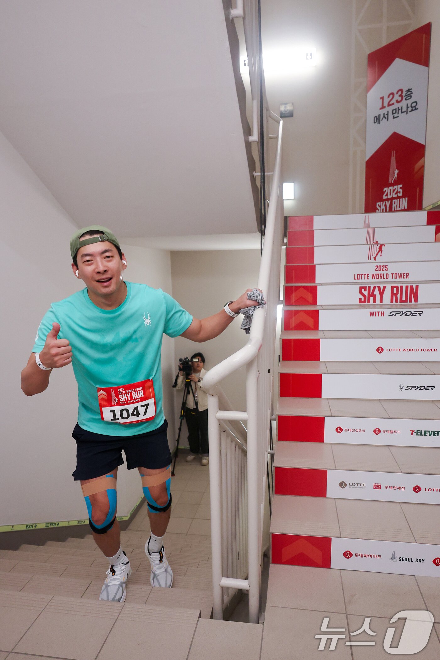 본문 이미지 - 20일 서울 송파구 롯데월드타워에서 열린 &#39;2025 롯데월드타워 스카이런 위드 스파이더&#40;SPYDER&#41;&#39;에서 한 참가자가 계단을 오르고 있다.  &#40;공동취재&#41; 2025.4.20/뉴스1 ⓒ News1 신웅수 기자