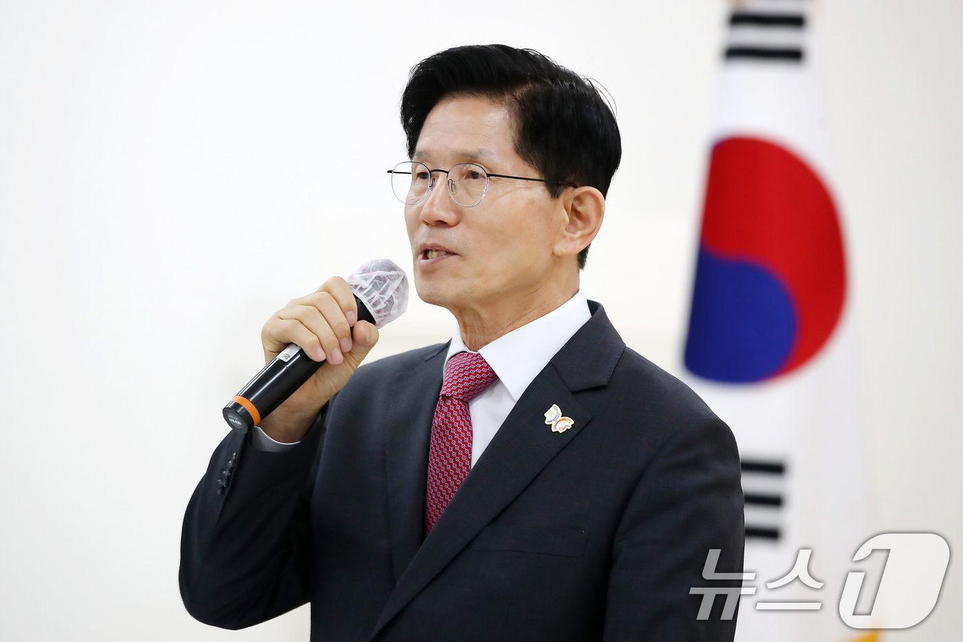 (대구=뉴스1) 공정식 기자 = 김문수 국민의힘 대선 경선 후보가 20일 오전 대구 수성구 국민의힘 대구·경북 당사에서 열린 지역 의원 간담회에 참석해 발언하고 있다. 2025.4 …