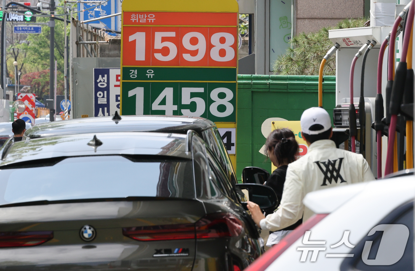 (서울=뉴스1) 허경 기자 = 전국 주유소 휘발유와 경유 가격이 각각 11주, 10주 연속 하락한 20일 서울 도심의 한 주유소에 휘발유와 경유 가격이 표시되어 있다.한국석유공사 …