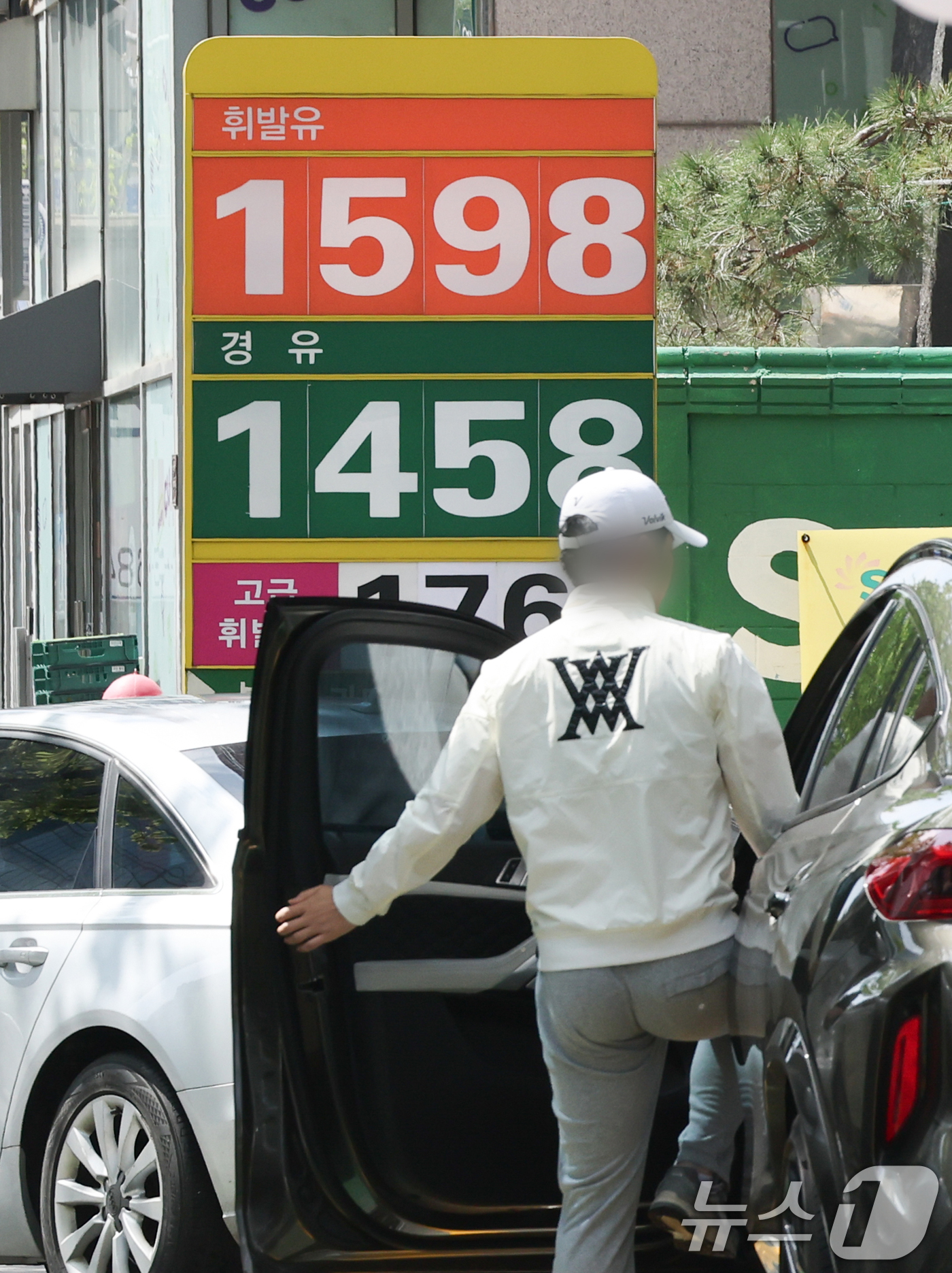 (서울=뉴스1) 허경 기자 = 전국 주유소 휘발유와 경유 가격이 각각 11주, 10주 연속 하락한 20일 서울 도심의 한 주유소에 휘발유와 경유 가격이 표시되어 있다.한국석유공사 …