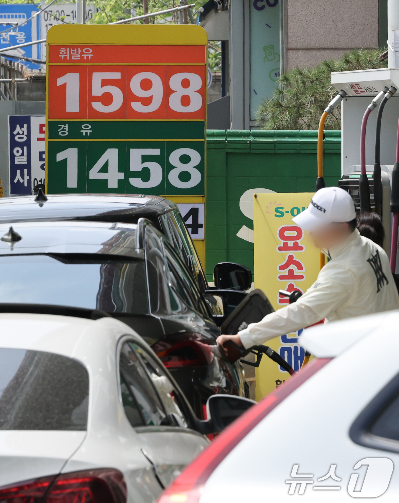 (서울=뉴스1) 허경 기자 = 전국 주유소 휘발유와 경유 가격이 각각 11주, 10주 연속 하락한 20일 서울 도심의 한 주유소에 휘발유와 경유 가격이 표시되어 있다.한국석유공사 …