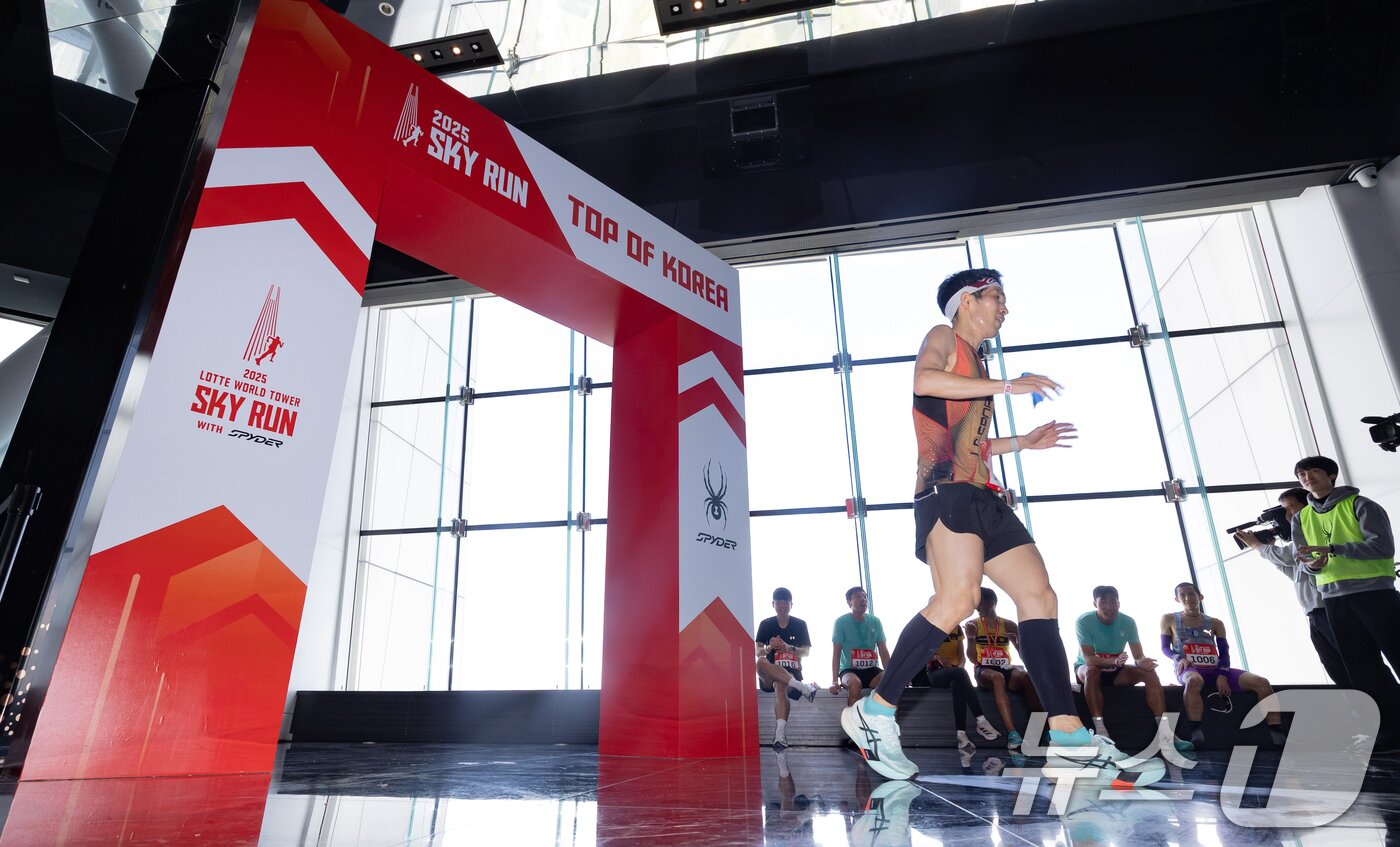본문 이미지 - 20일 오전 서울 송파구 롯데월드타워에서 열린 '2025 롯데월드타워 스카이런 with SPYDER'에서 참가자가 결승선을 통과하고 있다. (공동취재) 2025.4.20/뉴스1 ⓒ News1 신웅수 기자