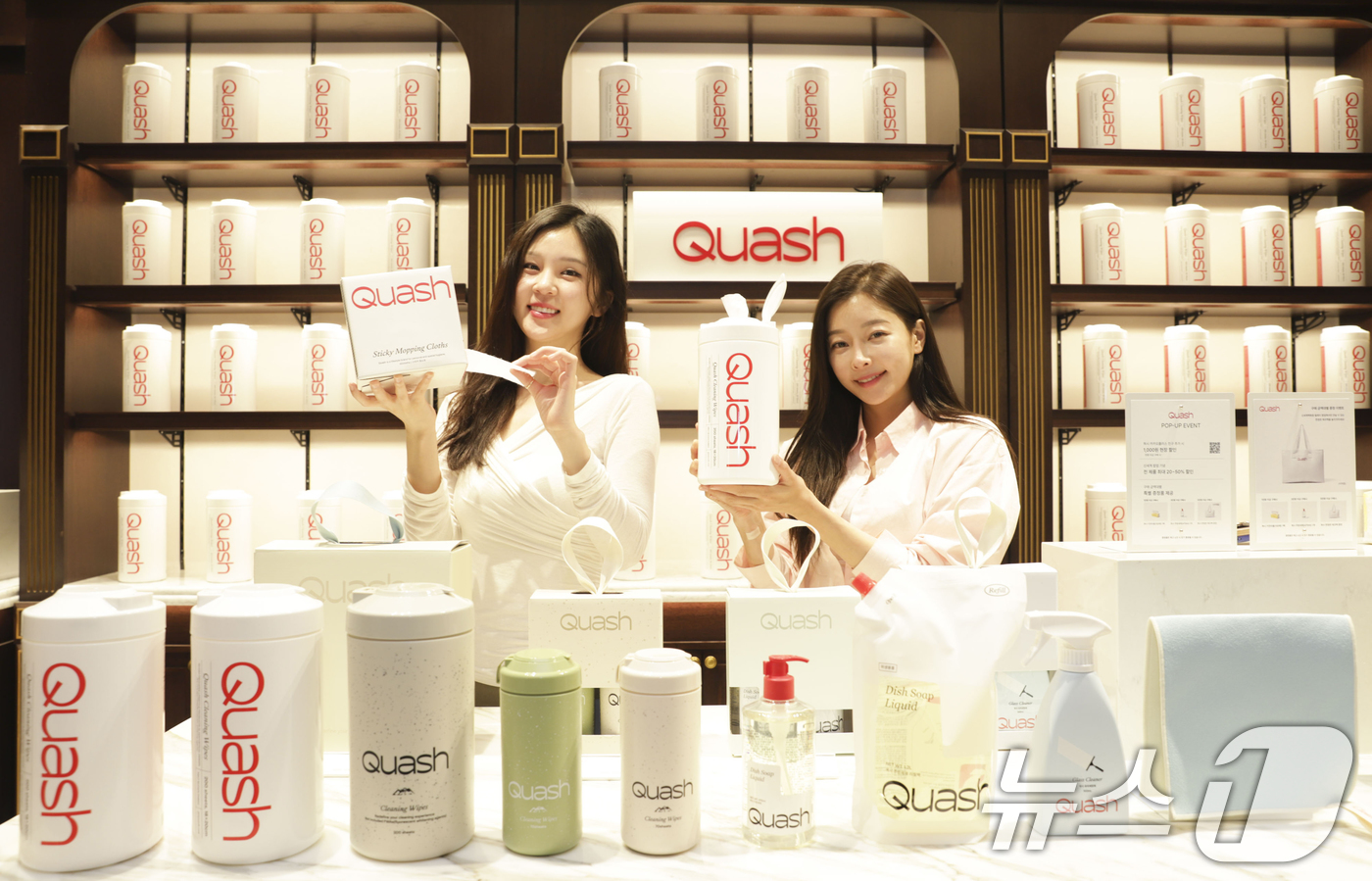 (서울=뉴스1) 김진환 기자 = 신세계백화점은 오는 24일까지 강남점에서 프리미엄 청소용품 브랜드 '쿼시' 팝업스토어를 선보인다고 20일 밝혔다.사진은 '쿼시' 팝업스토어에서 모델 …
