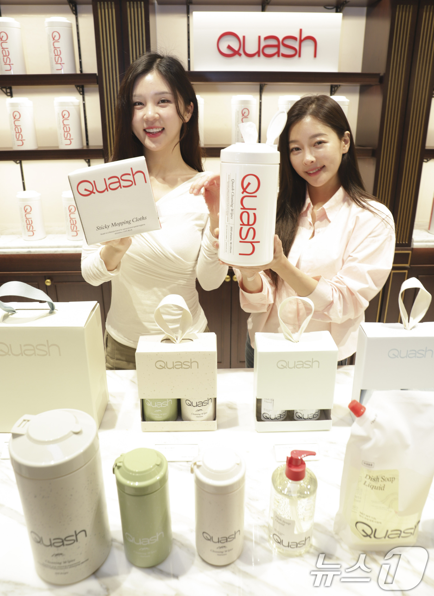 (서울=뉴스1) 김진환 기자 = 신세계백화점은 오는 24일까지 강남점에서 프리미엄 청소용품 브랜드 '쿼시' 팝업스토어를 선보인다고 20일 밝혔다.사진은 '쿼시' 팝업스토어에서 모델 …