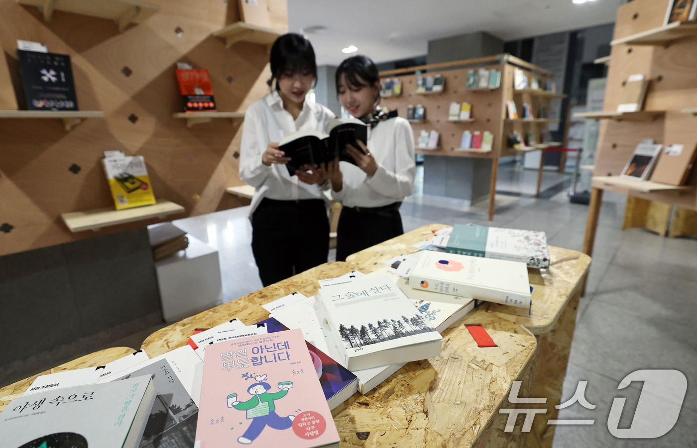 (서울=뉴스1) 오대일 기자 = 20일 서울 종로구 대한민국역사박물관에서 열린 세계 책의 날 계기 '책 읽는 대한민국' 캠페인에서 북멘토단 추천 도서들이 전시돼 있다. 문화체육관광 …