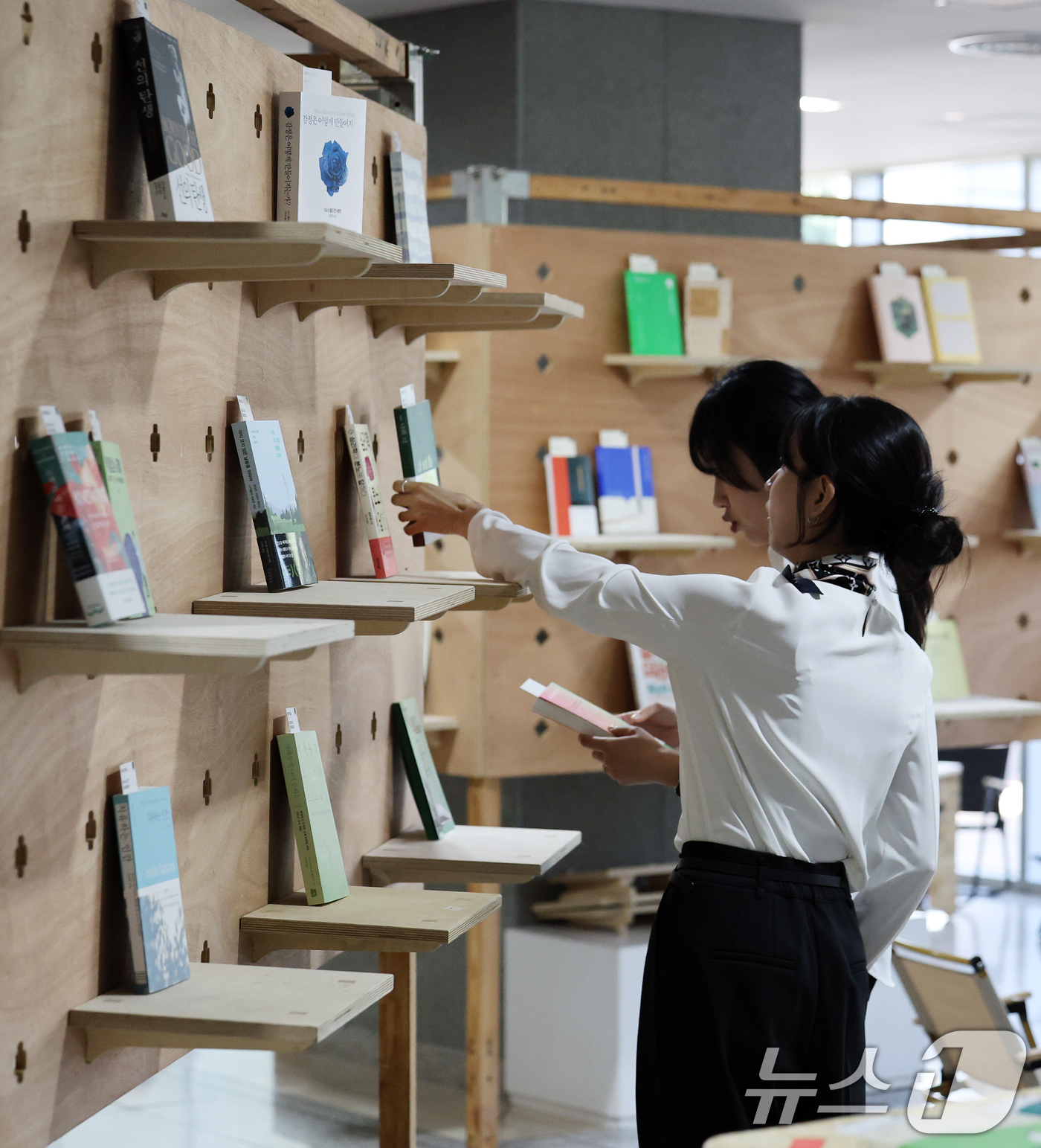 (서울=뉴스1) 오대일 기자 = 20일 서울 종로구 대한민국역사박물관에서 열린 세계 책의 날 계기 '책 읽는 대한민국' 캠페인에서 북멘토단 추천 도서들이 전시돼 있다. 문화체육관광 …