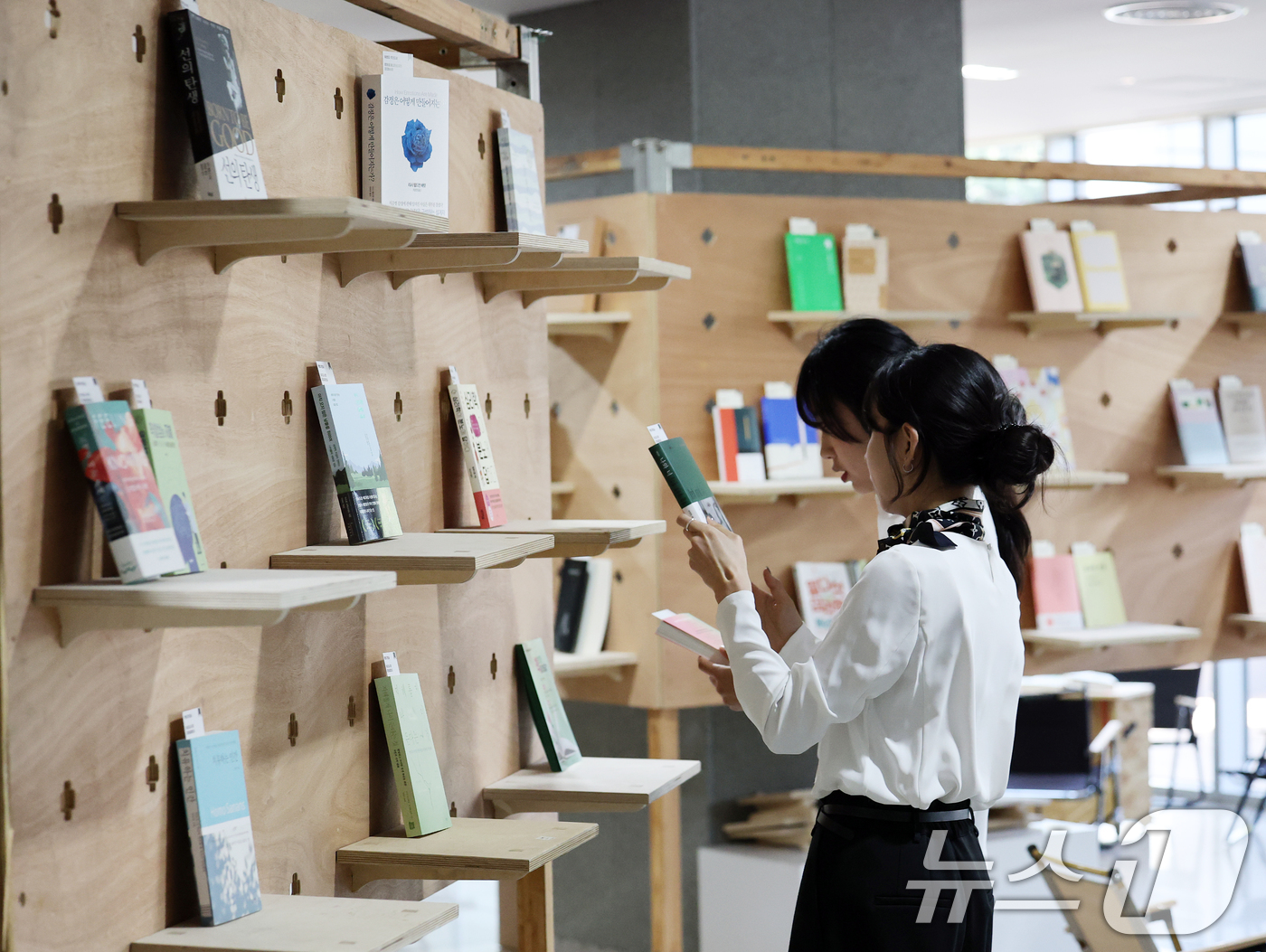 (서울=뉴스1) 오대일 기자 = 20일 서울 종로구 대한민국역사박물관에서 열린 세계 책의 날 계기 '책 읽는 대한민국' 캠페인에서 북멘토단 추천 도서들이 전시돼 있다. 문화체육관광 …