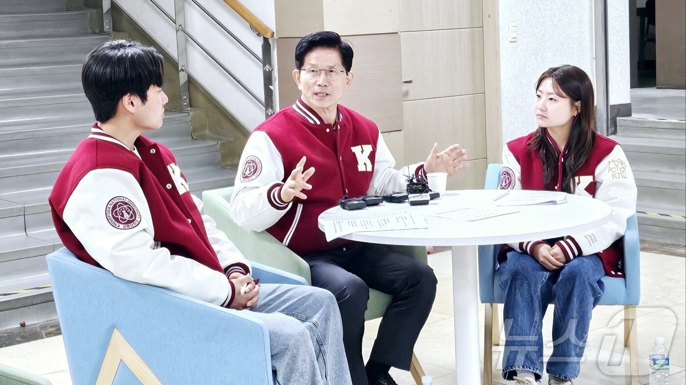 본문 이미지 - 김문수 국민의힘 대선 경선 후보가 20일 대구 북구 산격동 경북대에서 대학생들과 청년토크쇼를 하고 있다. 2025.4.20/뉴스1 ⓒ News1 남승렬 기자