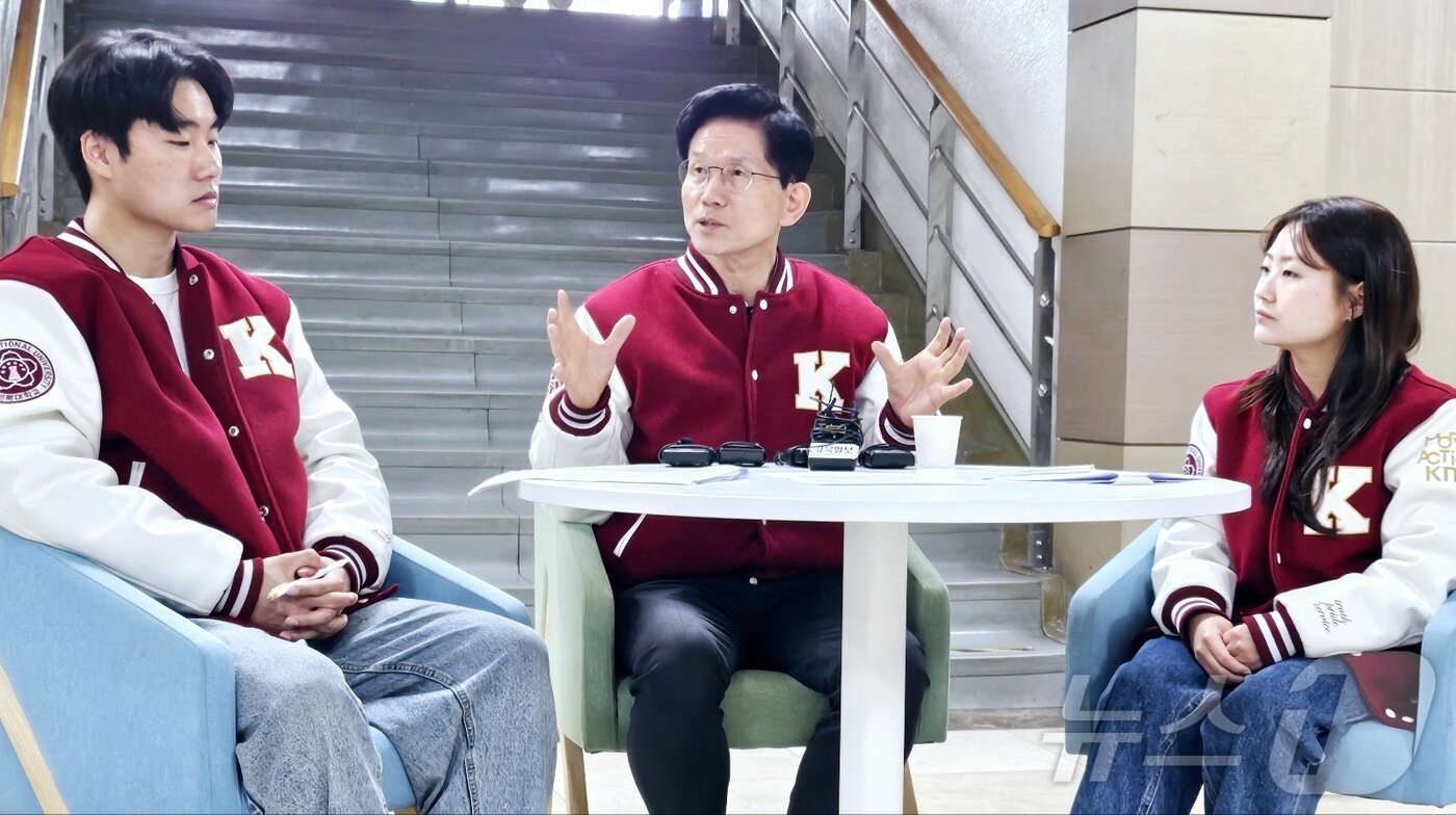 본문 이미지 - 김문수 국민의힘 대선 경선 후보가 20일 대구 북구 산격동 경북대에서 대학생들과 청년토크쇼를 하고 있다. 2025.4.20/뉴스1 ⓒ News1 남승렬 기자