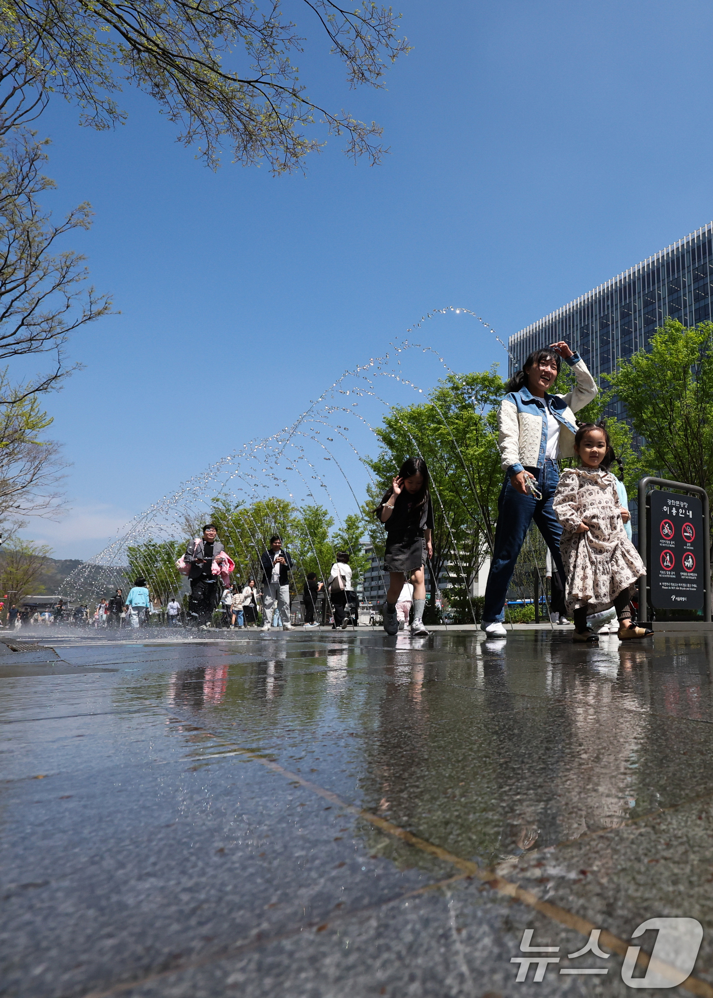 (서울=뉴스1) 허경 기자 = 봄철 마지막 절기 곡우(穀雨)인 20일 서울 광화문광장에서 시민과 관광객들이 분수터널을 지나고 있다. 기상청은 오늘 전국날씨 낮최고기온 서울 24도, …