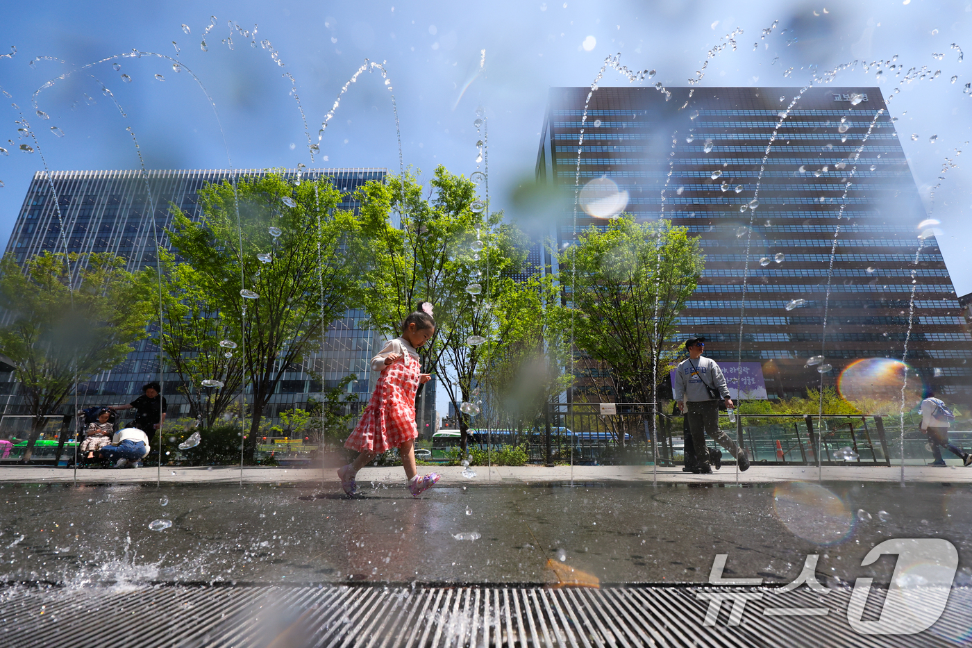 (서울=뉴스1) 허경 기자 = 봄철 마지막 절기 곡우(穀雨)인 20일 서울 광화문광장에서 시민과 관광객들이 분수터널을 지나고 있다. 기상청은 오늘 전국날씨 낮최고기온 서울 24도, …