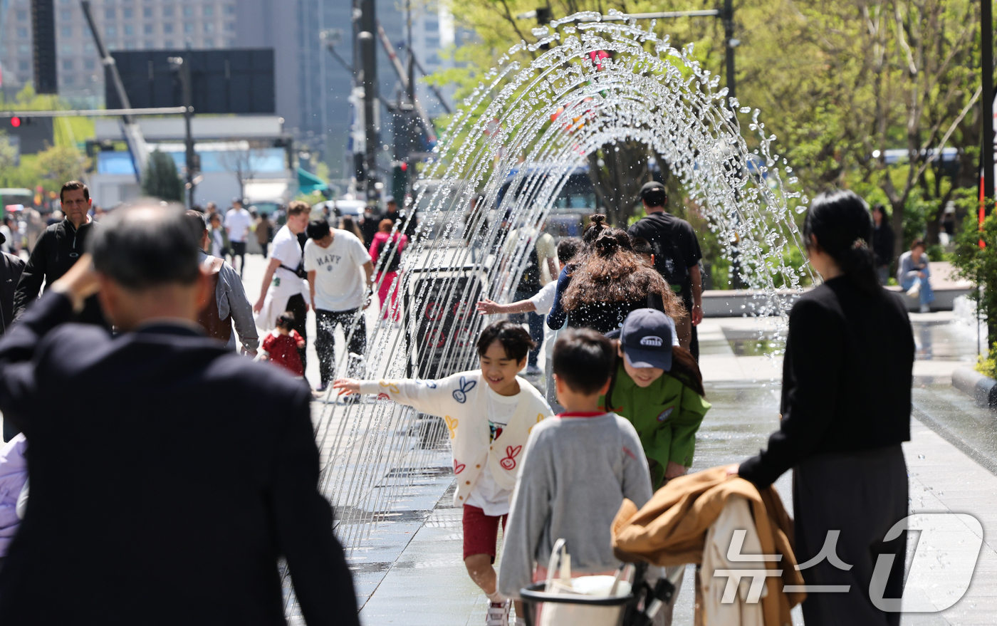 (서울=뉴스1) 허경 기자 = 봄철 마지막 절기 곡우(穀雨)인 20일 서울 광화문광장에서 시민과 관광객들이 분수터널을 지나고 있다. 기상청은 오늘 전국날씨 낮최고기온 서울 24도, …