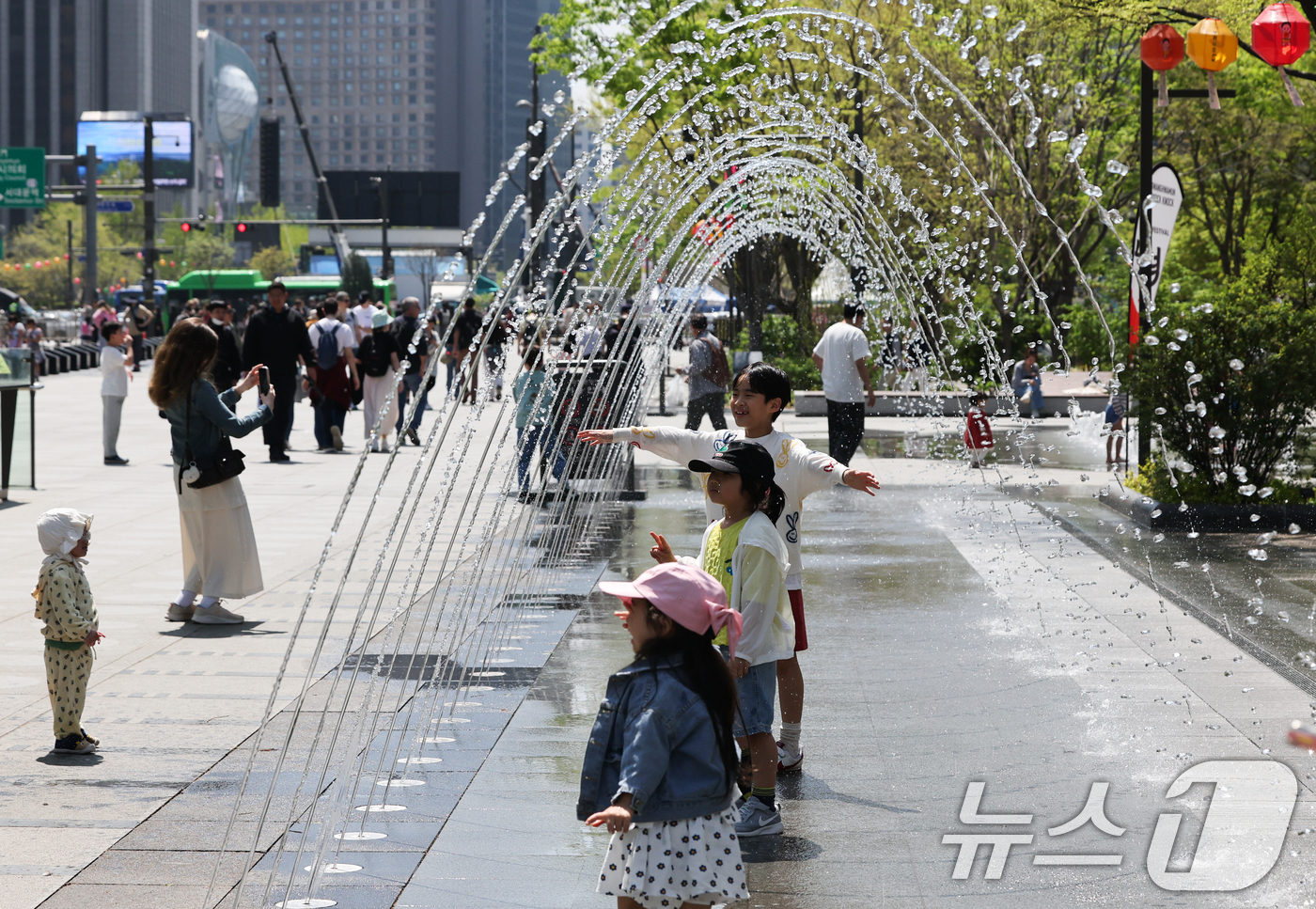 (서울=뉴스1) 허경 기자 = 봄철 마지막 절기 곡우(穀雨)인 20일 서울 광화문광장에서 시민과 관광객들이 분수터널을 지나고 있다. 기상청은 오늘 전국날씨 낮최고기온 서울 24도, …