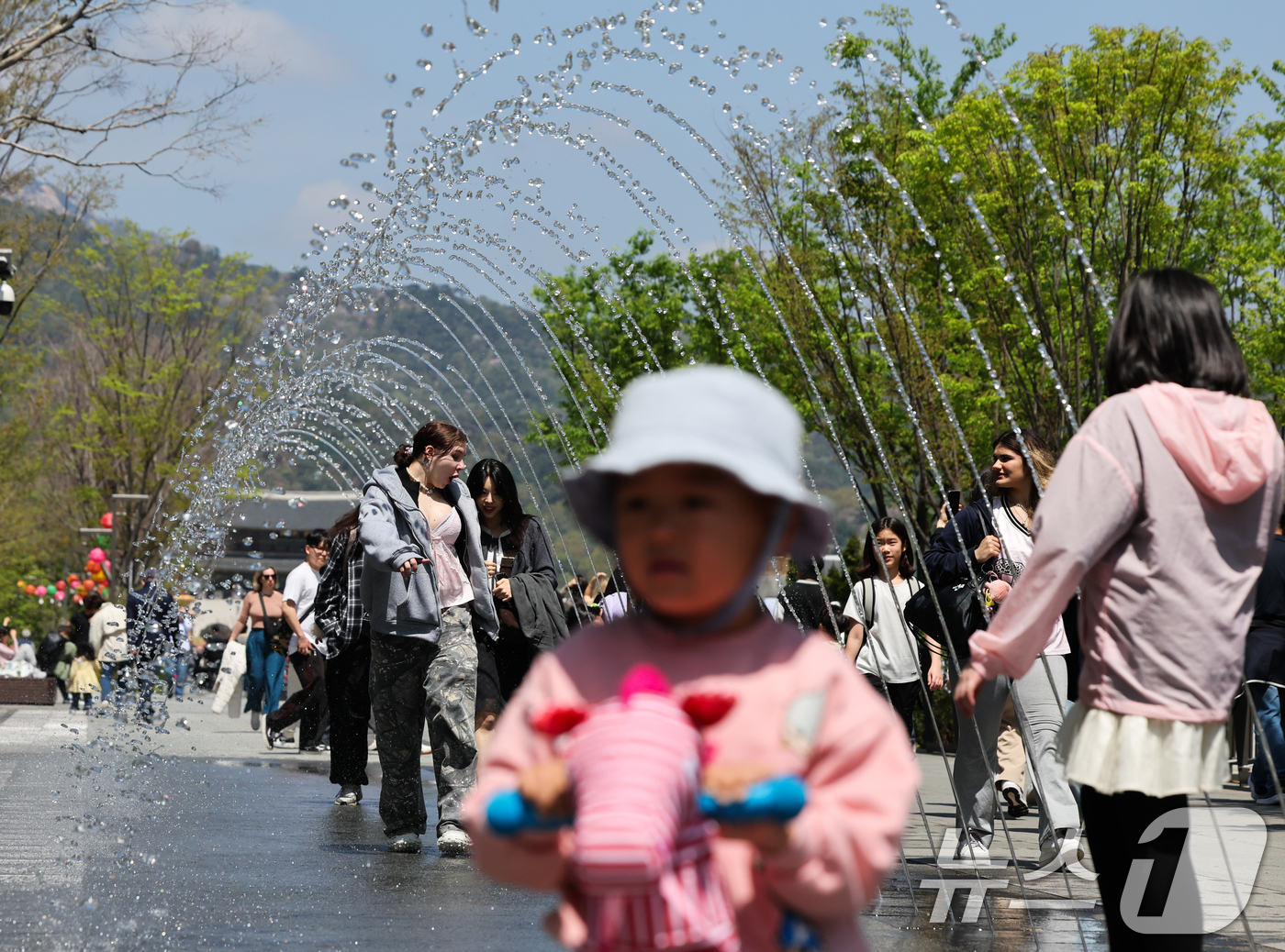 (서울=뉴스1) 허경 기자 = 봄철 마지막 절기 곡우(穀雨)인 20일 서울 광화문광장에서 시민과 관광객들이 분수터널을 지나고 있다. 기상청은 오늘 전국날씨 낮최고기온 서울 24도, …