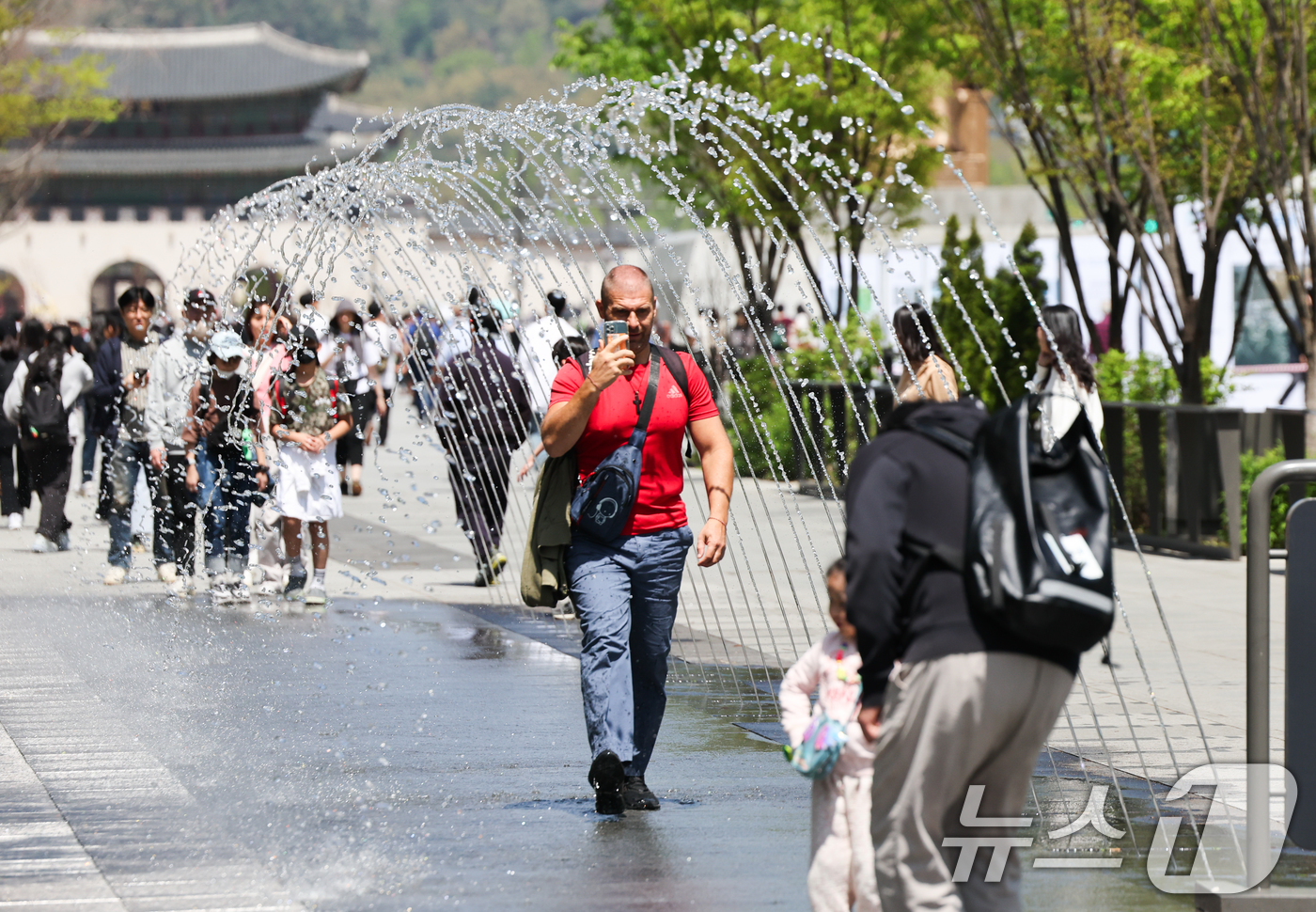 (서울=뉴스1) 허경 기자 = 봄철 마지막 절기 곡우(穀雨)인 20일 서울 광화문광장에서 시민과 관광객들이 분수터널을 지나고 있다. 기상청은 오늘 전국날씨 낮최고기온 서울 24도, …