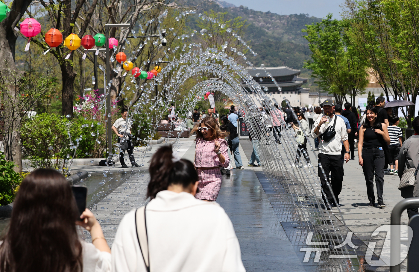 (서울=뉴스1) 허경 기자 = 봄철 마지막 절기 곡우(穀雨)인 20일 서울 광화문광장에서 시민과 관광객들이 분수터널을 지나고 있다. 기상청은 오늘 전국날씨 낮최고기온 서울 24도, …