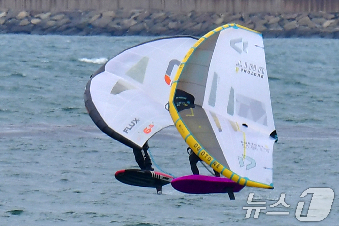 (포항=뉴스1) 최창호 기자 = 20일 오후 경북 포항시 송도해수욕장에서 윙포일 동호인들이 파도를 타고 있다. 2025.4.20/뉴스1