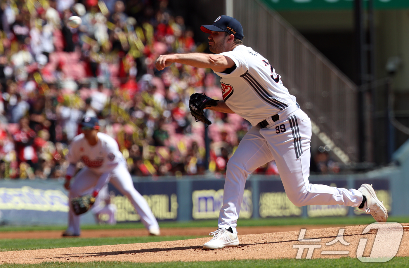 (서울=뉴스1) 김명섭 기자 = 20일 오후 서울 송파구 잠실야구장에서 열린 '2025 신한 SOL뱅크 KBO 리그' 기아 타이거즈와 두산 베어스의 경기에서 1회초 두산 선발 잭로 …