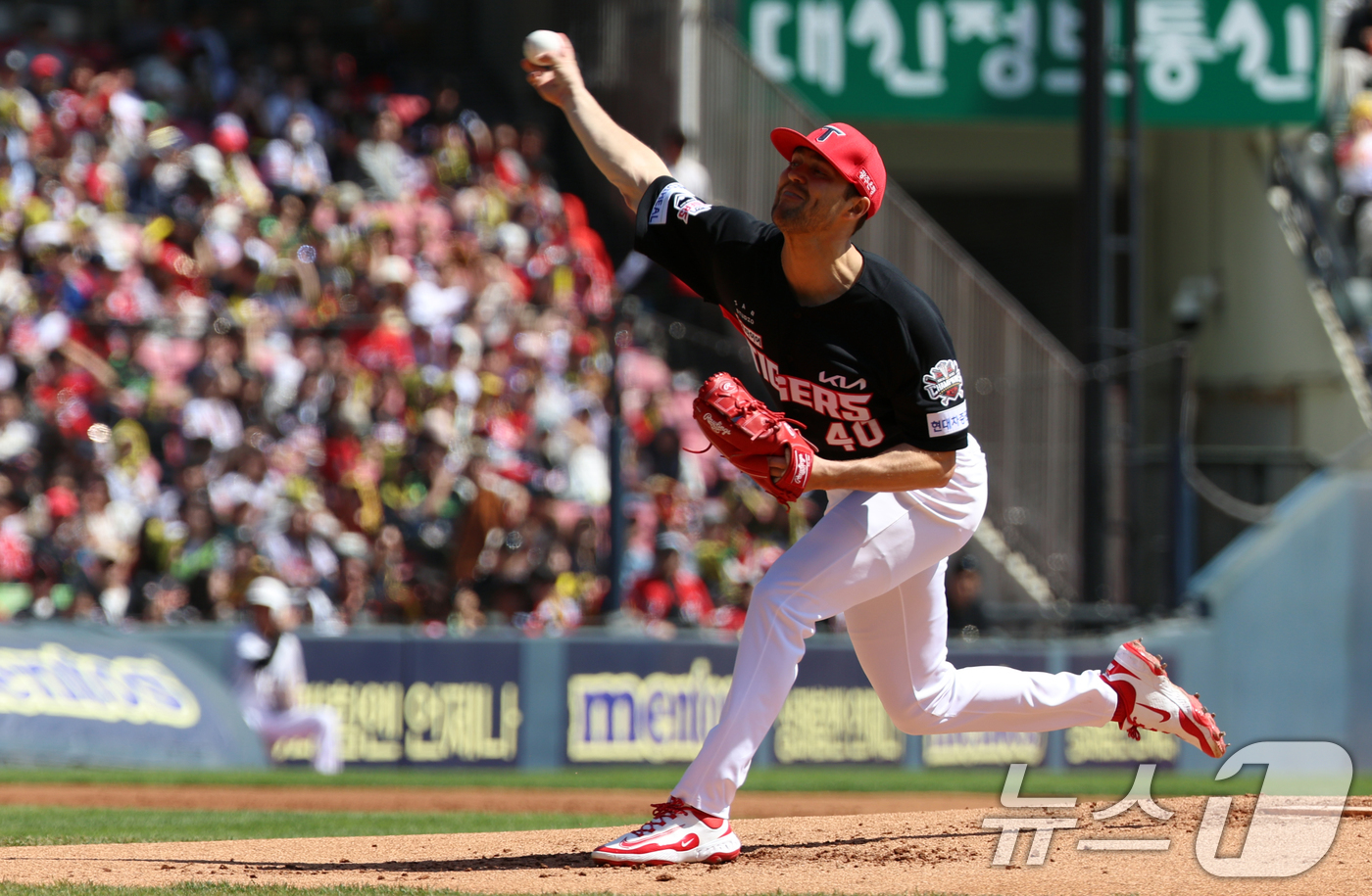 (서울=뉴스1) 김명섭 기자 = 20일 오후 서울 송파구 잠실야구장에서 열린 '2025 신한 SOL뱅크 KBO 리그' 기아 타이거즈와 두산 베어스의 경기에서 1회말 기아 선발 네일 …